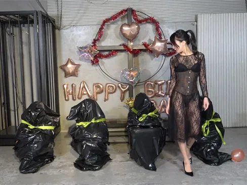 SARA starts a birthday party with four slaves